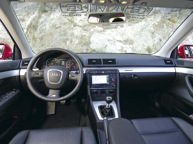0609_ec_13z+2006_Audi_A4+Interior_Dash.jpg