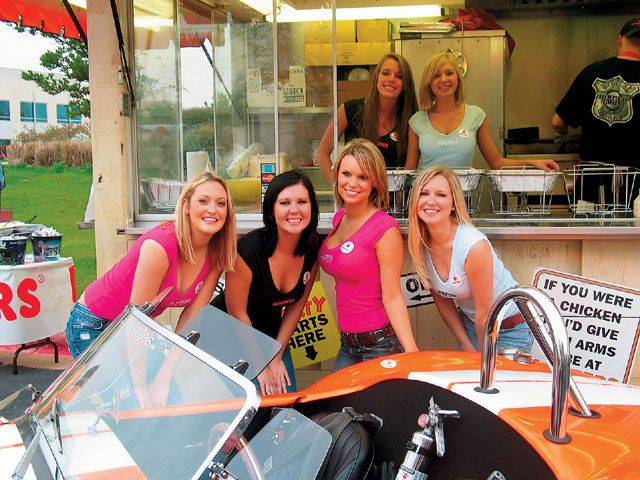 0809kc_14_z+texas_cobra_club+hooters_girls_cobra.jpg