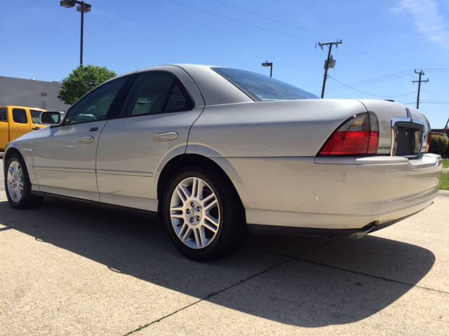 2005-White-V8-VA.jpg