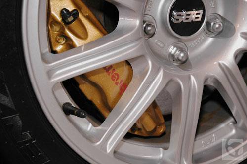 2005_Subaru_Impreza_WRX%20STi_wheel%20and%20Brembo%20brakes.jpg