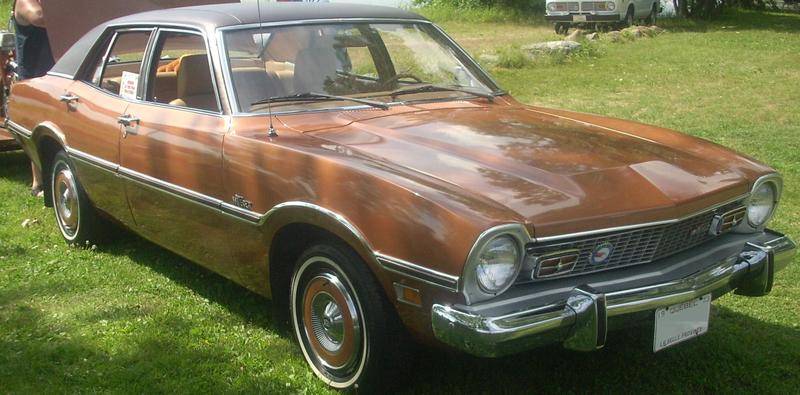 %2773_Ford_Maverick_Sedan_(Auto_classique_Laval_%2710).jpg
