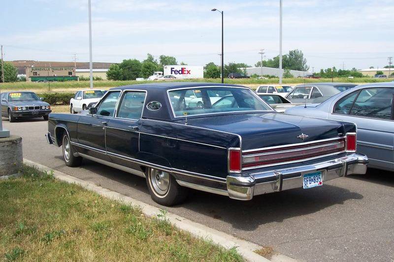77TownCar001.jpg