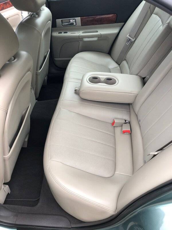 9_Interior-Rear Seats_armrest.jpeg