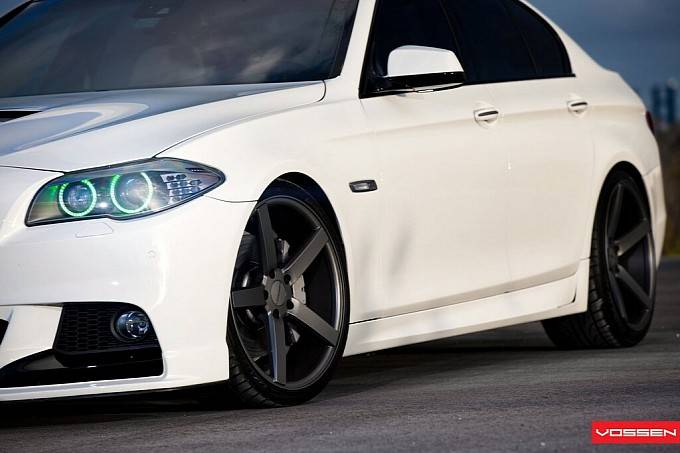 bmw-5-series-on-vossen-cv3-wheels-medium_5.jpg