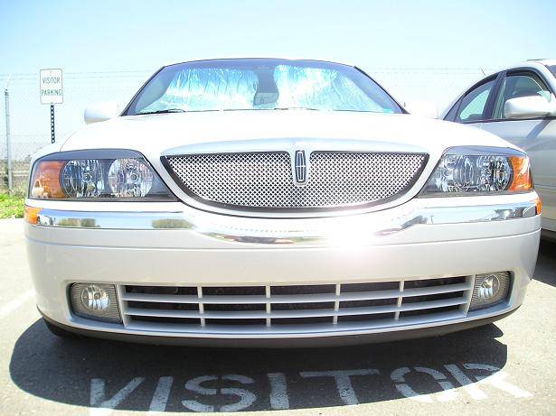 Car in tree GRILLE 006.jpg