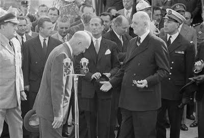 Ike bowing to De Gaulle.jpg