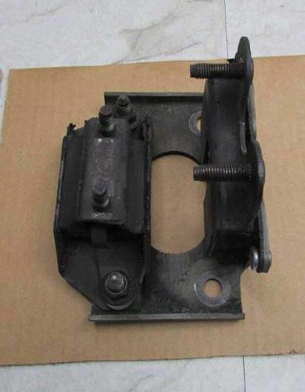 RearEngine-TransmissionMountF3LY-6068A fr Ebay6.jpg