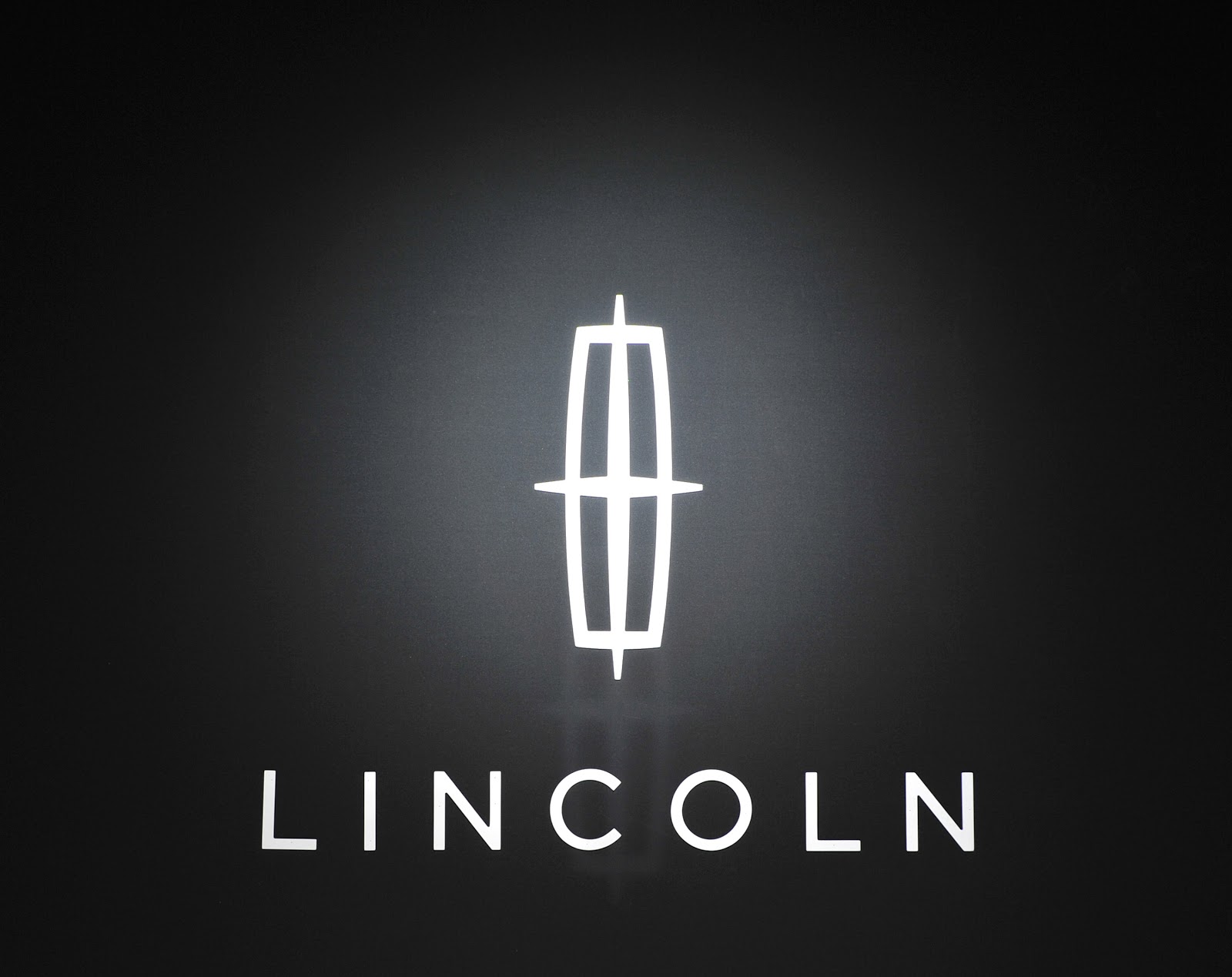 www.lincolnvscadillac.com